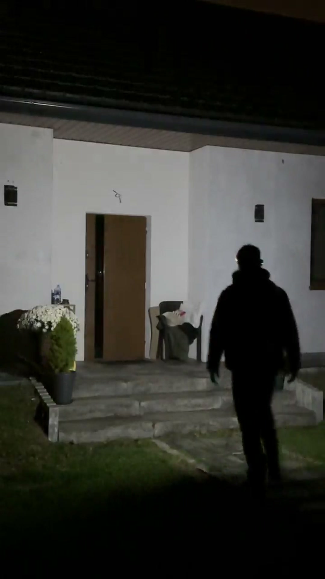 Klient pokazuje lampkę Vizoro w użyciu — nagranie 4