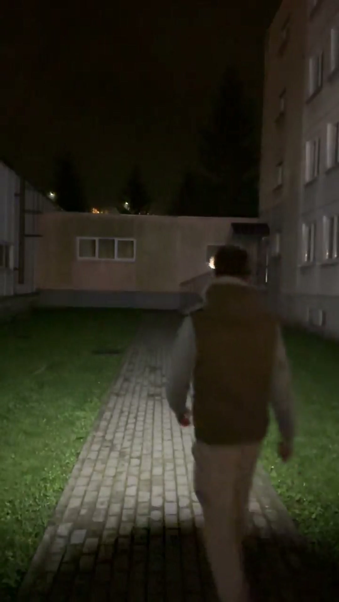 Klient pokazuje lampkę Vizoro w użyciu — nagranie 7